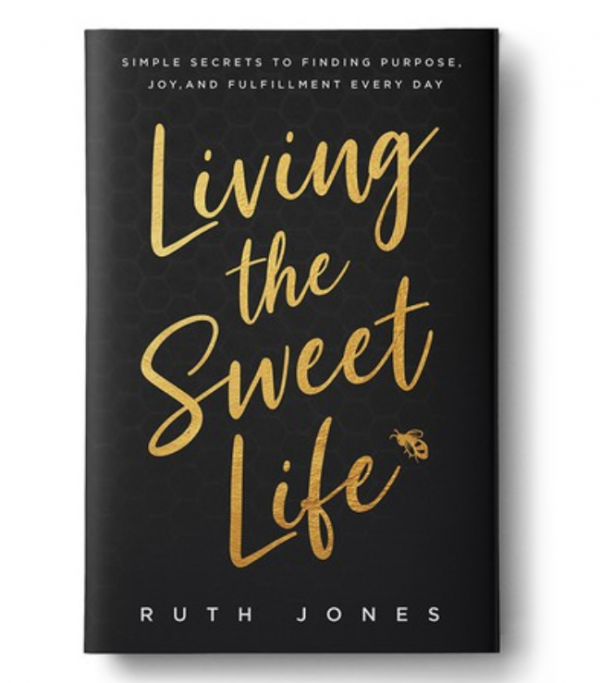 Desain cover buku dengan aksen tipografi kaligrafi